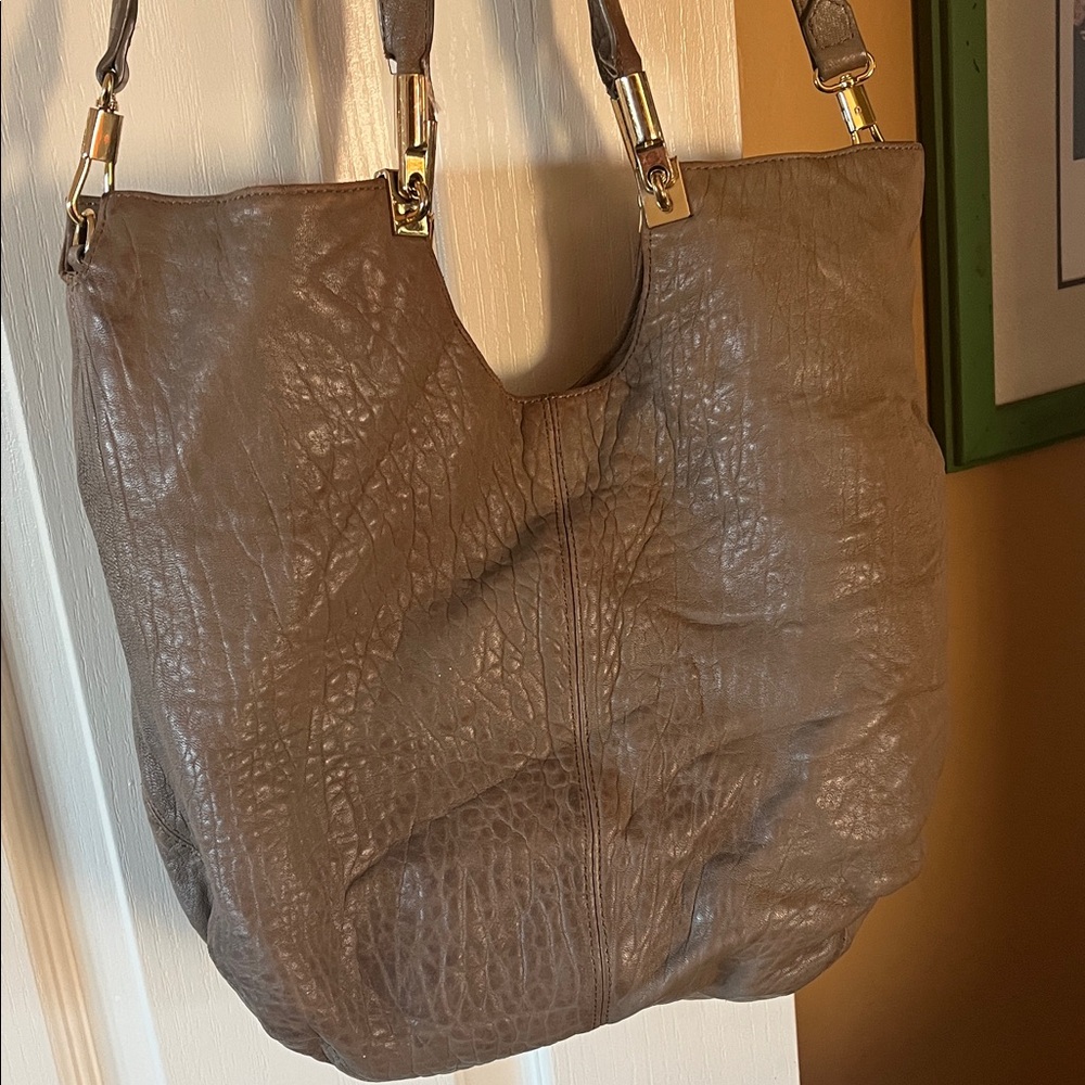 Elizabeth and James Slouchy Olive Leather Bag - magnetic closure